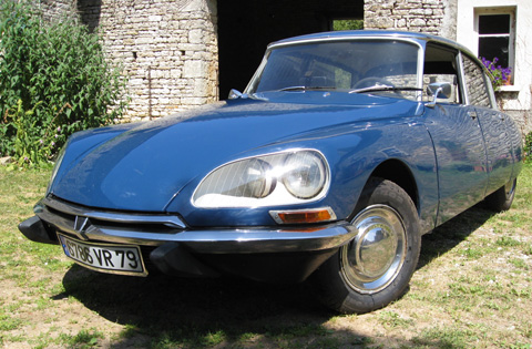 The Citroen DSuper 5 in the farm courtyard